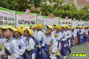 观看少年邮局五年成就图片展览.JPG