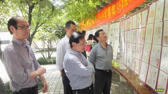 宣城教师代表团参观邮展.jpg